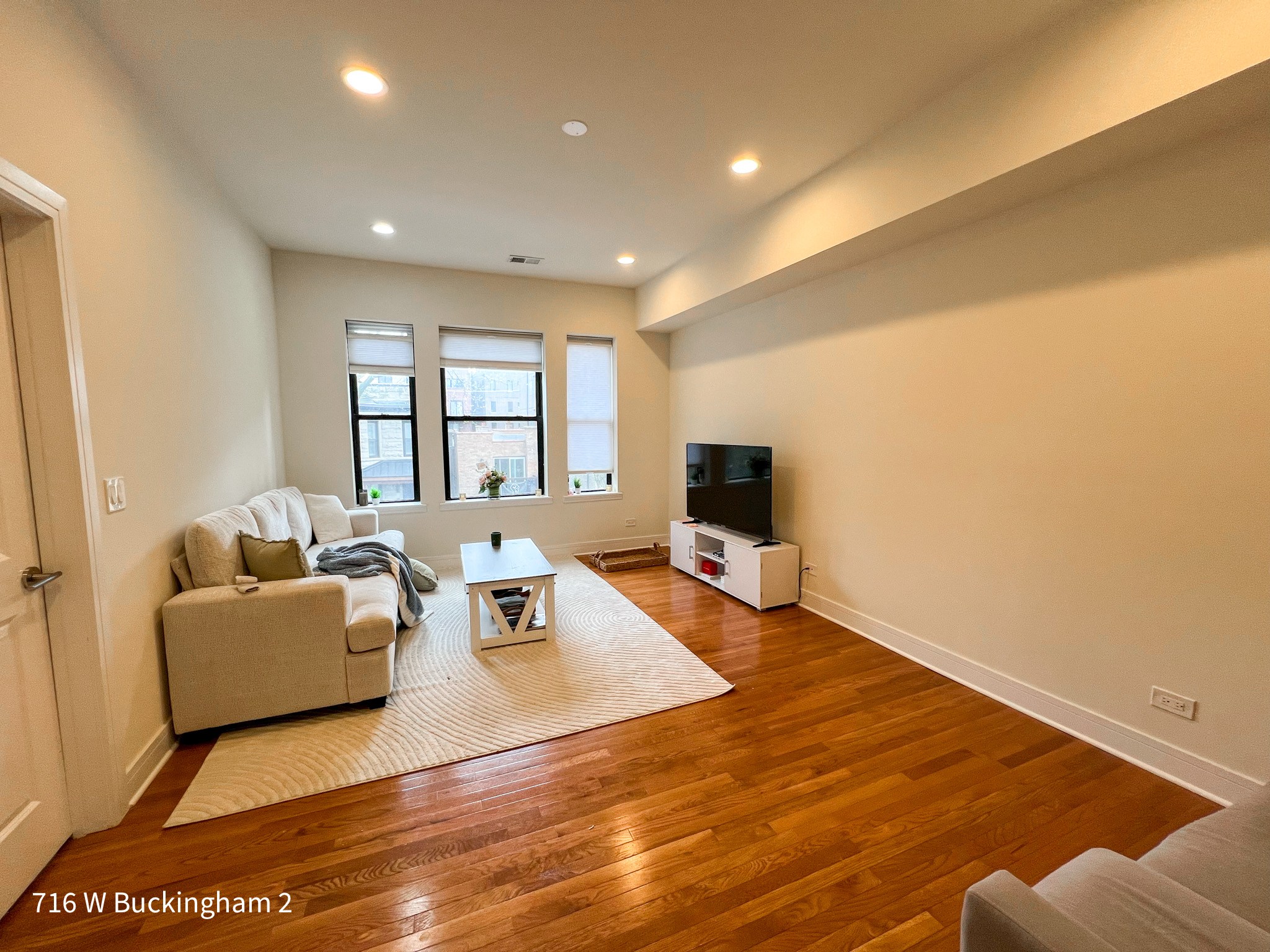 710-16 W Buckingham Pl 710-16 W Buckingham Pl, Chicago, IL 60657 - Leasing by Cross Street